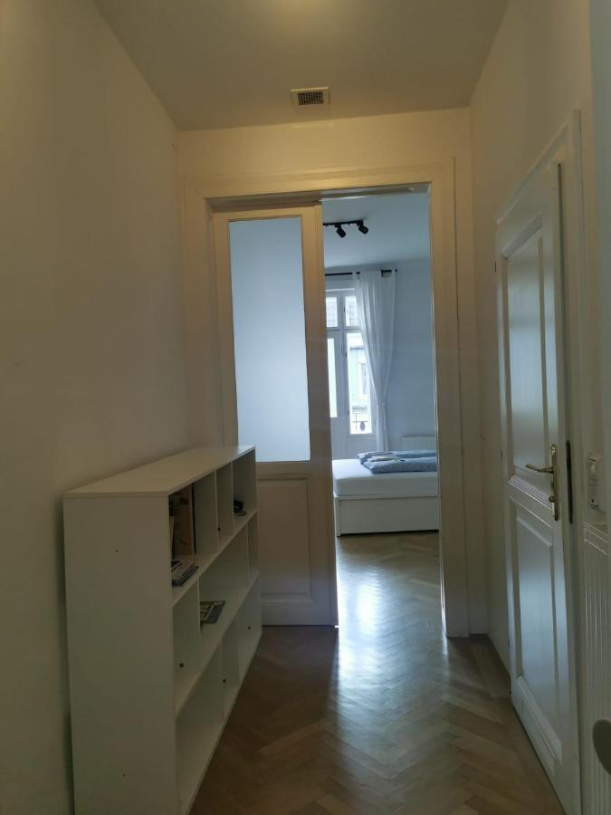 Central Mariahilfer Apartment 4 Min To The City Shopping Center And Schoenbrunn Palace Wien Exteriör bild