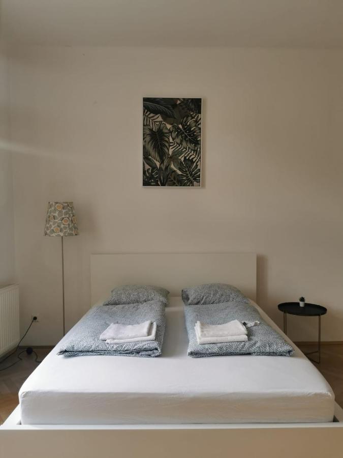 Central Mariahilfer Apartment 4 Min To The City Shopping Center And Schoenbrunn Palace Wien Exteriör bild