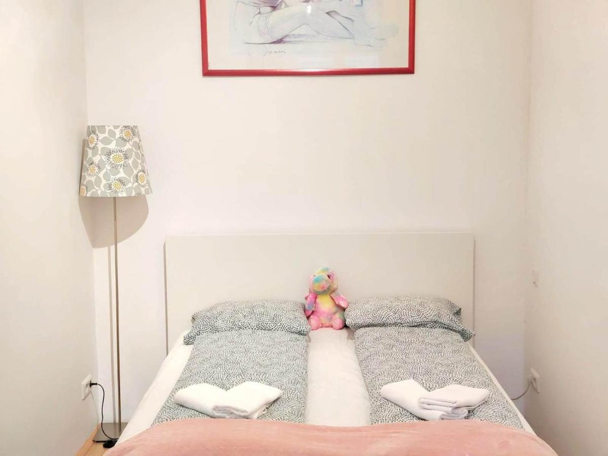 Central Mariahilfer Apartment 4 Min To The City Shopping Center And Schoenbrunn Palace Wien Exteriör bild